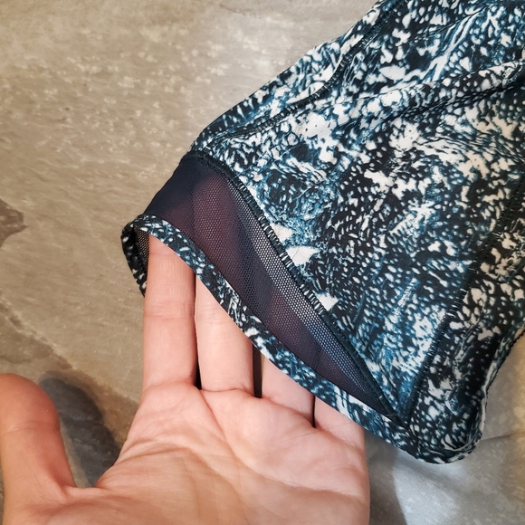 NWOT Lululemon Hotty Hot Short II *Long 4". Liner Blue/ green, white. Size 4. - Picture 10 of 13